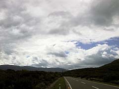 硫黄山前の道路。