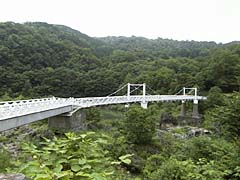 一度に十人以上渡れない吊り橋。(^^;