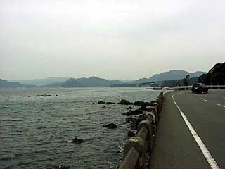 やっと海岸線という感じの道に出た