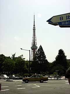 御成門あたりの交差点から見た東京タワー
