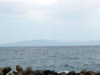 汐首岬から。先に見えるのは本州。