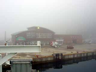 霧の奥尻島フェリーターミナル。
