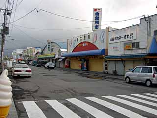 朝市。朝市だけに、朝イチでないとやってません。(笑)