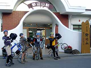 野辺山駅前にて