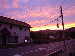 下りきった交差点から。夕焼けがキレイでした。